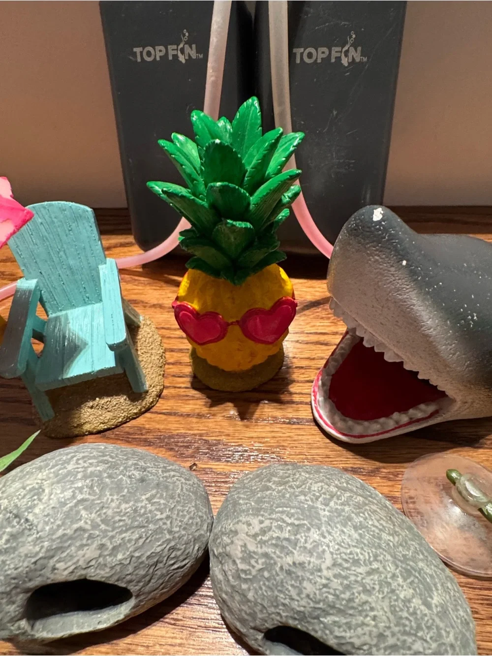 Beach & Halloween figurines, greenery, hideaways & battery operated air pumps